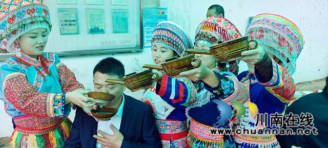 圖5：體驗苗族風(fēng)情.jpg