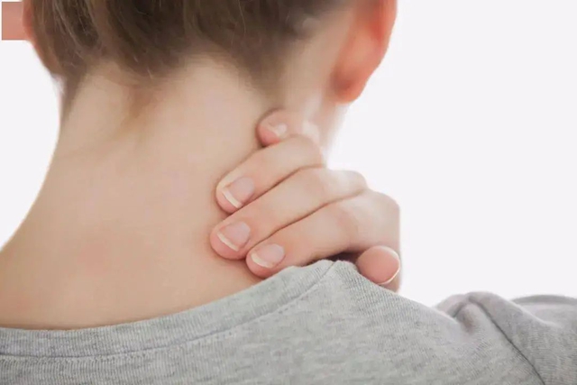 【關(guān)注】年輕男女按摩后出事了，醫(yī)生提醒：這個(gè)位置千萬別亂按！