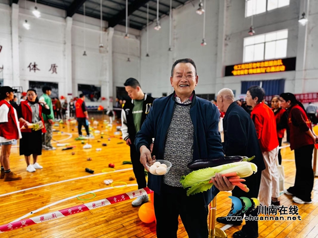 在瀘州市龍馬潭區(qū)羅漢街道化工苑社區(qū)全民健身中心，趣味蔬菜套圈活動(dòng)正在開(kāi)展 (3).jpg