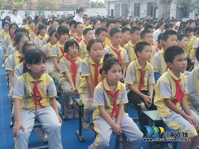 學生們被紅色故事所吸引.jpg