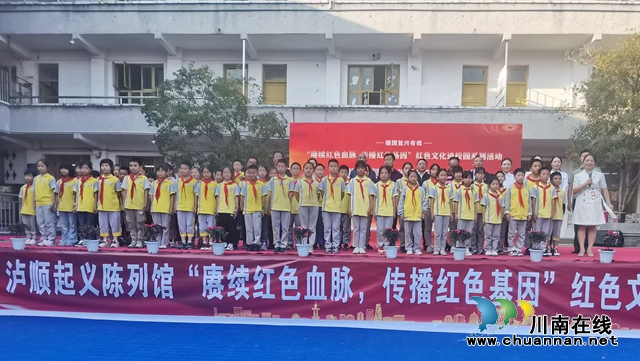 部分學生與主辦活動領導、工作人員留影.jpg