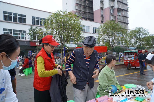 瀘縣：公益志愿者溫柔之手為測血壓老人穿外套