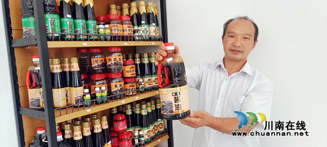 圖3：蔣志芳介紹已入瓶的古法醬油.jpg