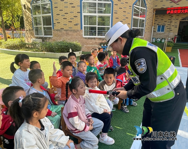 “幼”見交警 安全同行｜瀘縣城東幼兒園開展交通安全宣傳教育活動(dòng)