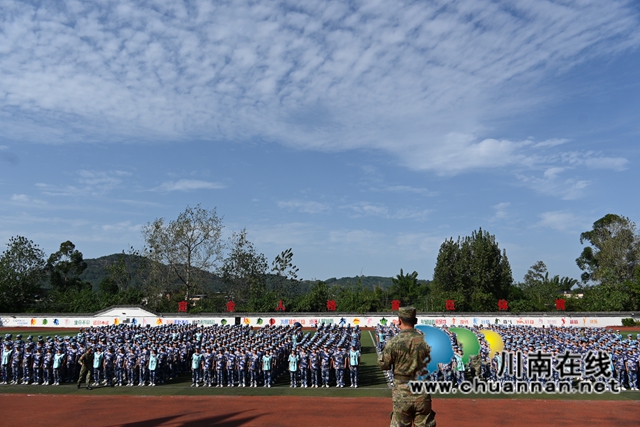 瀘縣建校舉行2024年新生軍訓(xùn)會(huì)操表演暨總結(jié)表?yè)P(yáng)大會(huì)