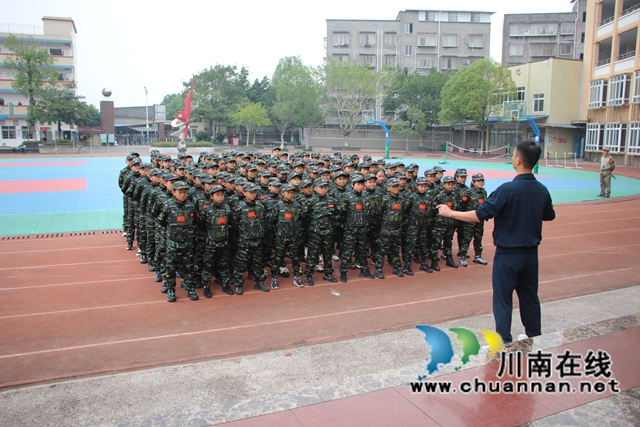 瀘縣云龍鎮(zhèn)學(xué)?！百s續(xù)紅色基因 淬煉強(qiáng)軍體能“軍事體育成果展示1.JPG