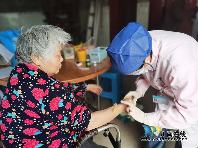 瀘縣玉蟾街道：送醫(yī)上門 關(guān)愛殘疾人健康
