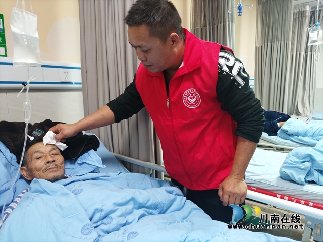 瀘縣公益志愿者護(hù)送空巢老人入院