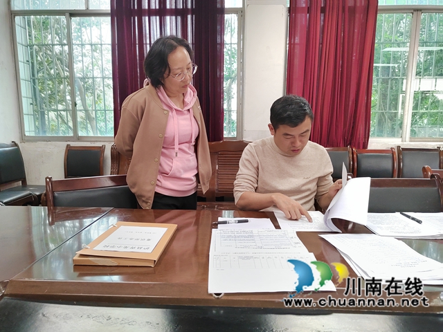 瀘縣青龍小學(xué)校接受縣級(jí)黨組織標(biāo)準(zhǔn)化規(guī)范化建設(shè)檢查