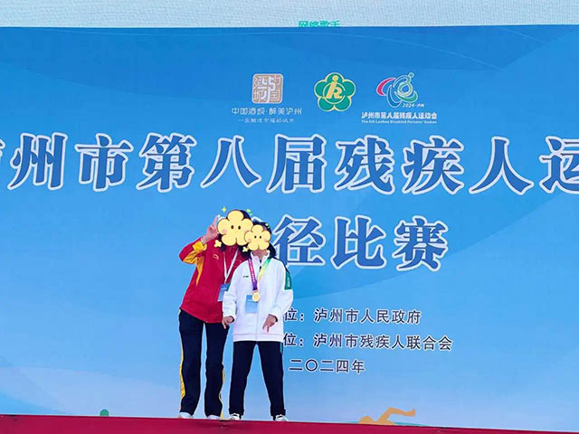 古藺縣中醫(yī)醫(yī)院：腦癱患者載譽(yù)歸來(lái)，向醫(yī)護(hù)人員贈(zèng)鮮花致謝！