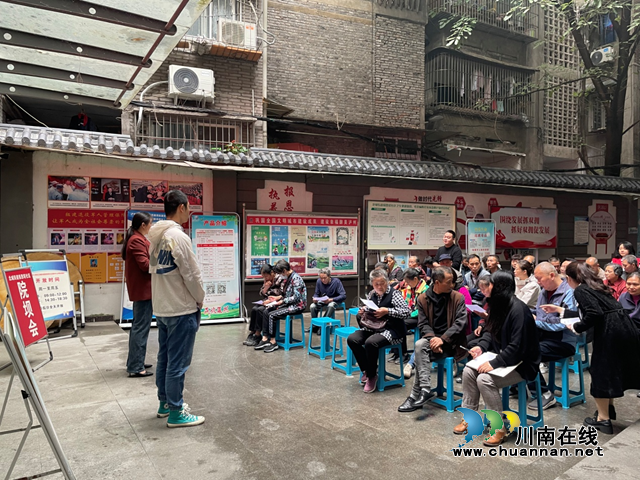 江陽區(qū)北城街道報(bào)恩塔社區(qū)：召開居民院壩會(huì) 普及垃圾分類常識(shí)