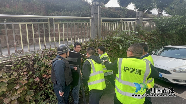 合江九支中學(xué)開展反恐防暴應(yīng)急演練