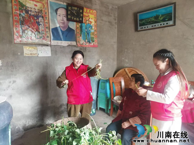 幫助老人做家務(wù).jpg