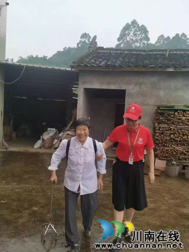 攙扶老人1.jpg