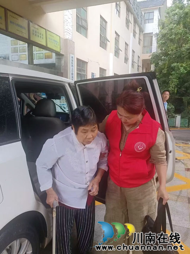 攙扶老人2.jpg