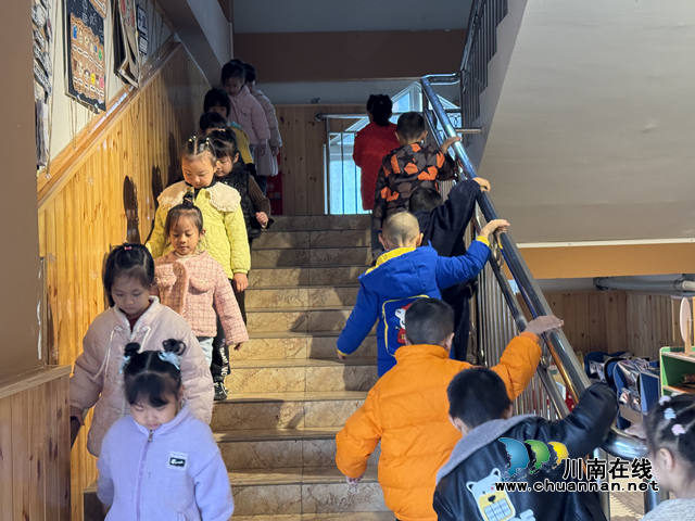 瀘縣城東幼兒園開展防踩踏安全教育活動