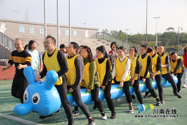 瀘縣二中城東初級中學(xué)校開展首屆體育文化節(jié)暨心理健康團(tuán)輔活動