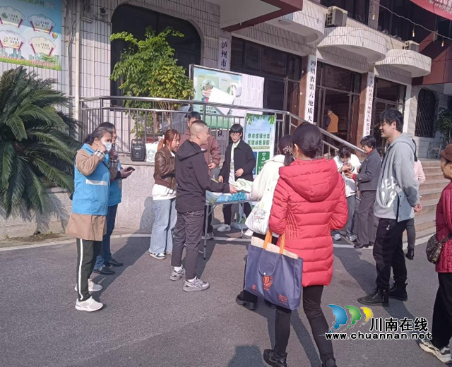 參與垃圾分類 共建綠色家園｜江陽區(qū)大山坪街道康華苑社區(qū)開展垃圾分類宣傳