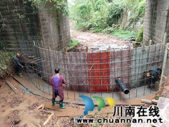圖為伏龍村玉帶橋攔水壩施工中.jpg