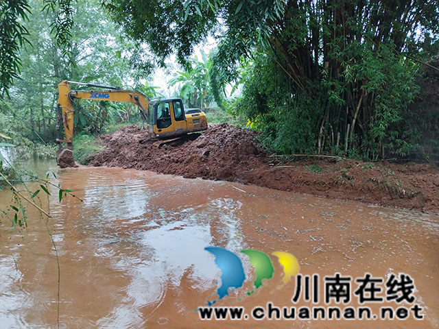 圖為挖掘引水溝渠.jpg