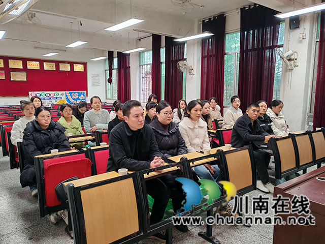 瀘縣青龍小學(xué)校召開家長(zhǎng)委員會(huì)會(huì)議