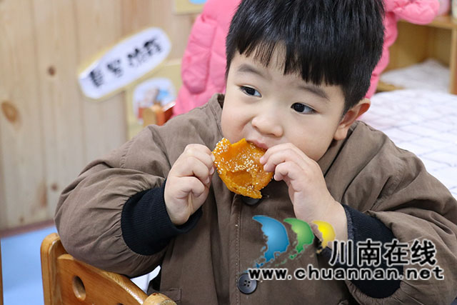 敘永縣敘永鎮(zhèn)南城幼兒園開展食育課程“香甜的南瓜餅”