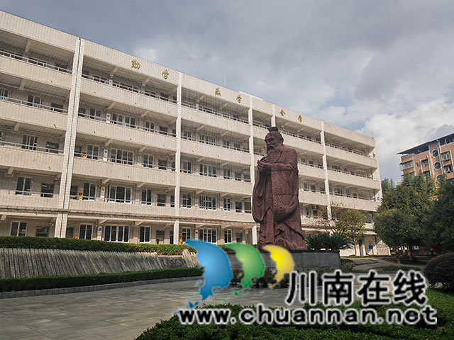 五中孔子文化廣場（曾佐然攝）.jpg