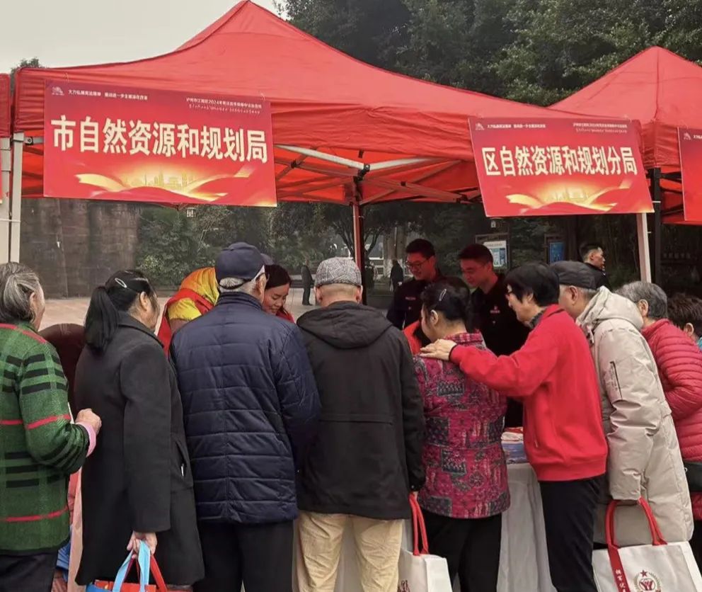 普法就趁“憲”在┃瀘州市自然資源和規(guī)劃局開(kāi)展憲法宣傳活動(dòng)