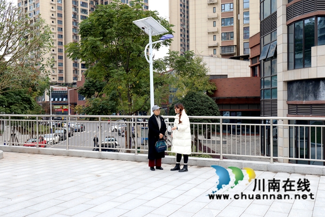 居民在紅星街道龍南社區(qū)口袋公園散步聊天。-謝汶萍攝.JPG