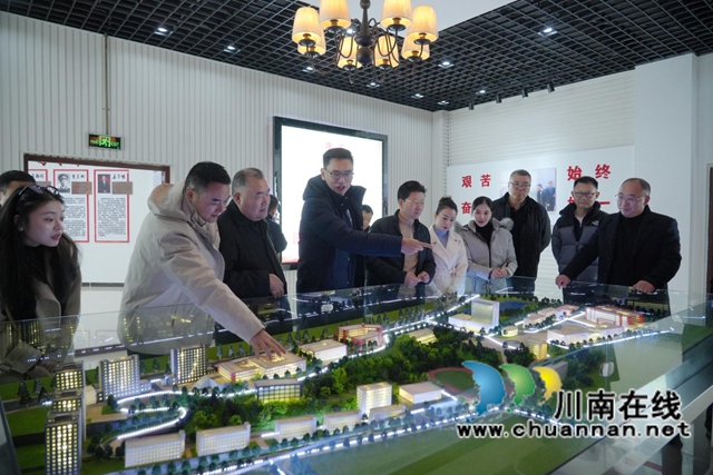 瀾之教育基金會(huì)副理事長(zhǎng)、四川民盟新聯(lián)會(huì)會(huì)長(zhǎng)張?chǎng)┧傻剿拇ㄈ勇殬I(yè)學(xué)院調(diào)研