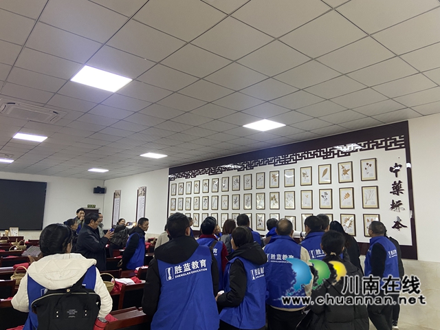 高素質(zhì)農(nóng)民培育經(jīng)營管理型（中藥材）培訓班-四川忠孝農(nóng)業(yè)開發(fā)有限公司實地實訓.jpg