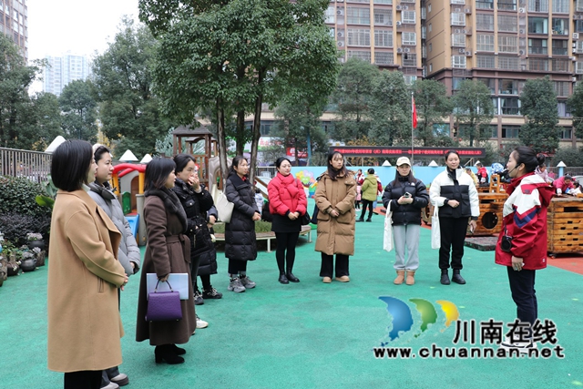 解說員向參培教師介紹幼兒園（陳聰蓉）.JPG