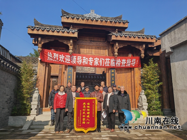 贈(zèng)送錦旗后合影會(huì)（曾佐然攝）.jpg