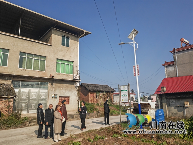 雷氏宗祠管委會(huì)成員察看安裝的路燈（曾佐然攝）.jpg
