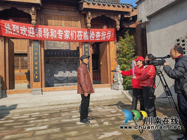 接受媒體采訪（曾佐然攝）.jpg