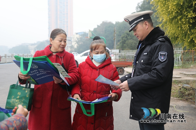 宣傳人員科普水生野生動物保護的相關常識.JPG