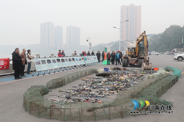 在市民群眾的見證下，26套網(wǎng)具和500余根魚竿等非法捕撈漁具在挖掘機的輾軋下，悉數(shù)銷毀。.JPG