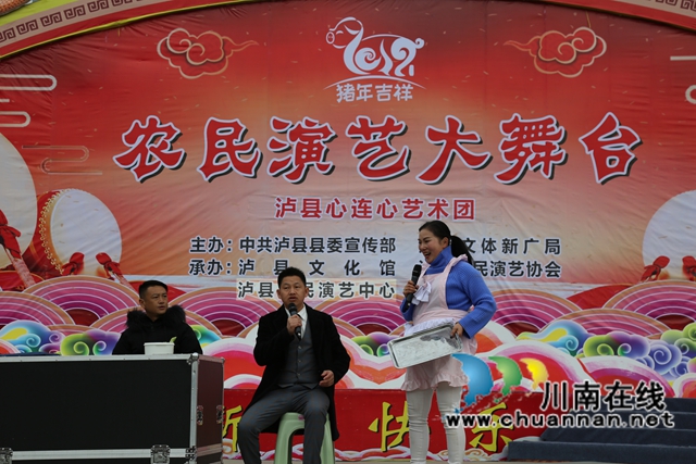 瀘縣農(nóng)民演藝大舞臺演出小品（曾佐然攝）.JPG