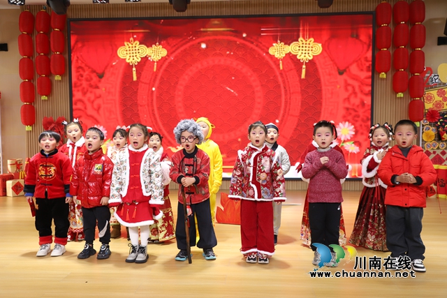 敘永縣魚(yú)鳧公園幼兒園開(kāi)展“蛇舞新春，萌娃歡慶”元旦節(jié)文藝匯演 (4).jpg