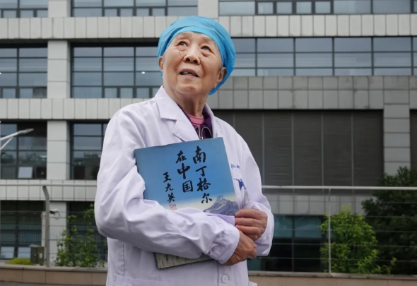 四川省首位南丁格爾獎?wù)芦@得者，瀘州86歲的護士奶奶退休了