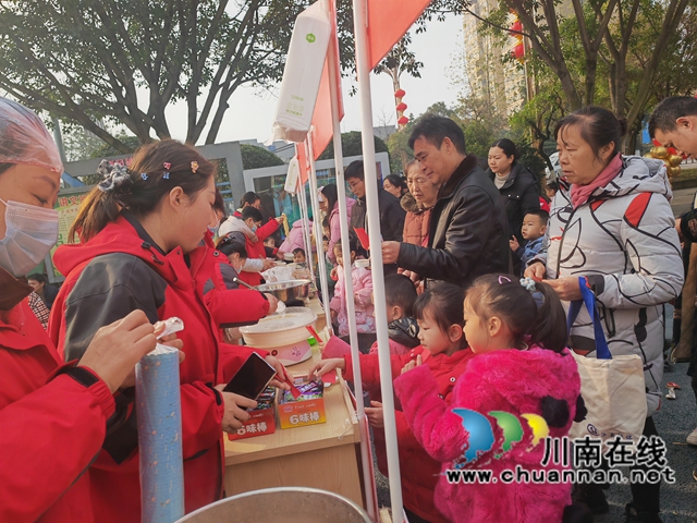 領(lǐng)取美食（曾佐然攝）.jpg