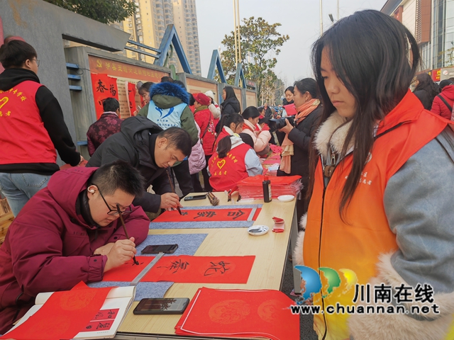 書寫春聯(lián)（曾佐然攝）.jpg