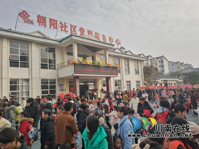 熱鬧的廟會(huì)（曾佐然攝）.jpg