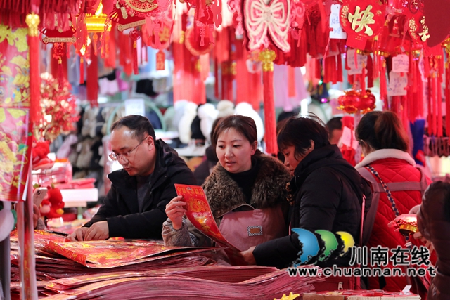 各大店鋪福字、對聯(lián)等裝飾品五彩斑斕，掛滿了店鋪的每一個(gè)角落，滿目皆是喜慶與祥和..JPG