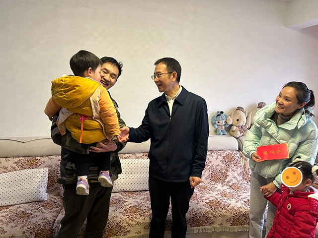 李堂兵看望慰問瀘州“三新”領(lǐng)域婦女代表、困難婦女