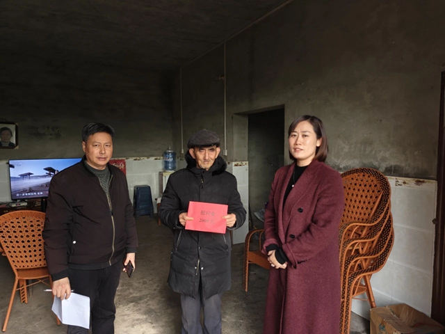 新春送暖 慰問情濃｜瀘縣天興鎮(zhèn)開展春節(jié)走訪慰問活動