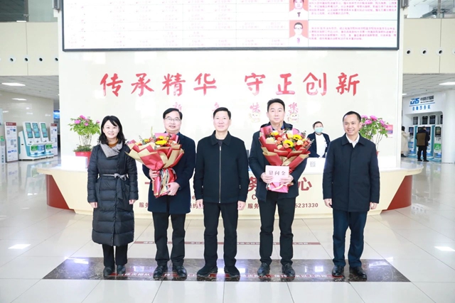縣領導節(jié)前慰問合江縣中醫(yī)醫(yī)院醫(yī)務人員