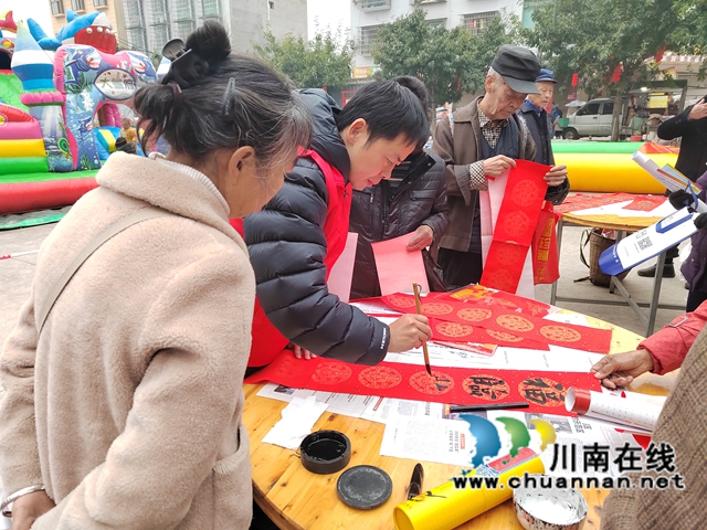 瀘縣方洞鎮(zhèn)組織“妙筆書春聯(lián)，祝福送萬家”活動.jpg