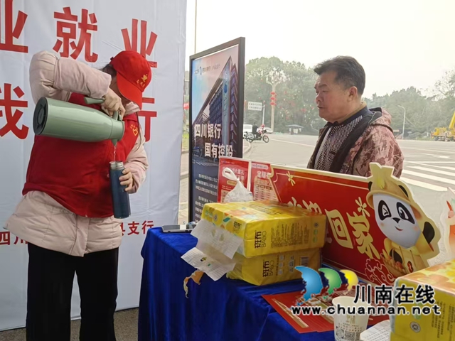 瀘縣招募大學(xué)生志愿者在便民服務(wù)點(diǎn)開展茶水供應(yīng)服務(wù).jpg