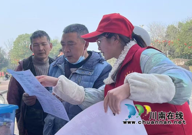 瀘縣招募大學(xué)生志愿者在便民服務(wù)點(diǎn)開展崗位推介服務(wù).jpg